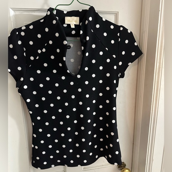 ModCloth short sleeve, black with white polka dots keyhole shirt - Picture 4 of 4